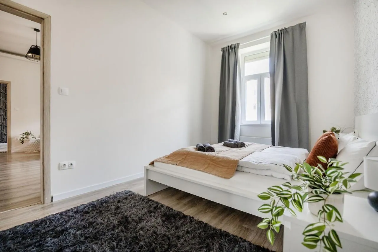 Casadeco Inspired Minimalist Condo W/ New York Cafe Views Budapest