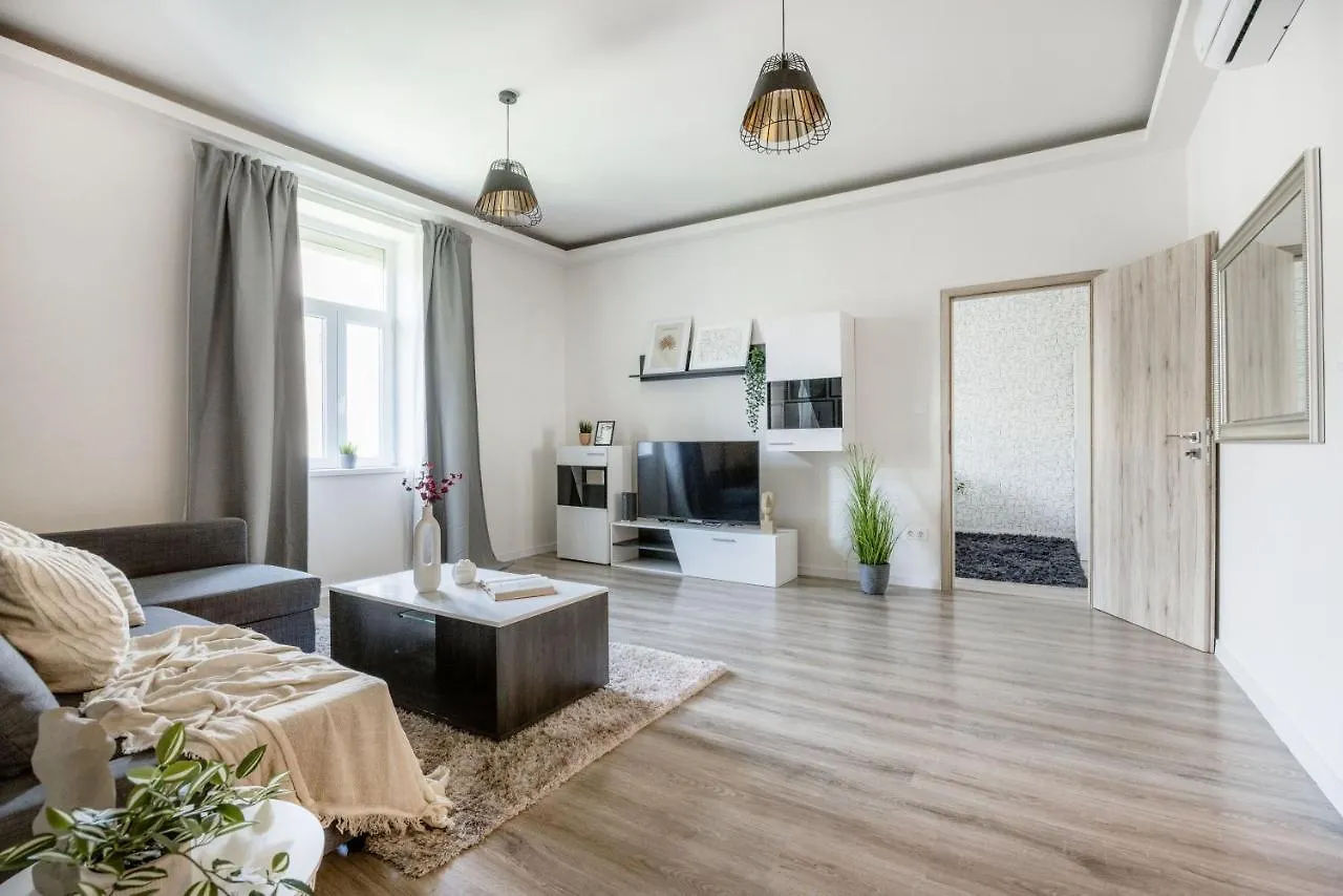 アパート Casadeco Inspired Minimalist Condo W/ New York Cafe Views ブダペスト ハンガリー