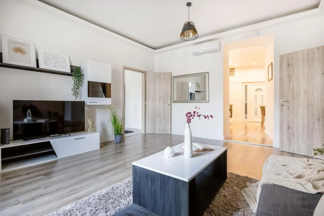 Casadeco Inspired Minimalist Condo W/ New York Cafe Views ブダペスト 0*,