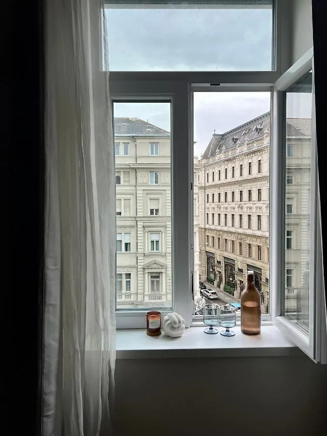 Casadeco Inspired Minimalist Condo W/ New York Cafe Views ブダペスト アパート