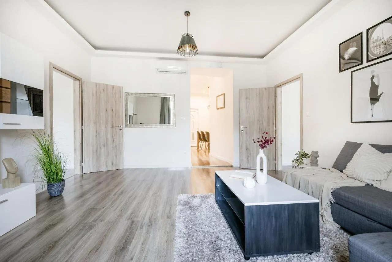 Casadeco Inspired Minimalist Condo W/ New York Cafe Views ブダペスト ハンガリー