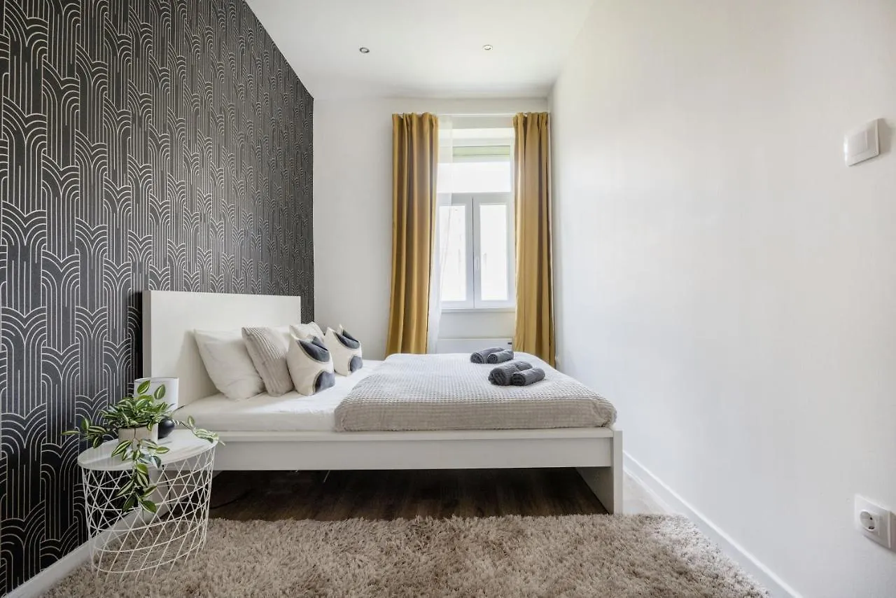 Casadeco Inspired Minimalist Condo W/ New York Cafe Views ブダペスト 0*,
