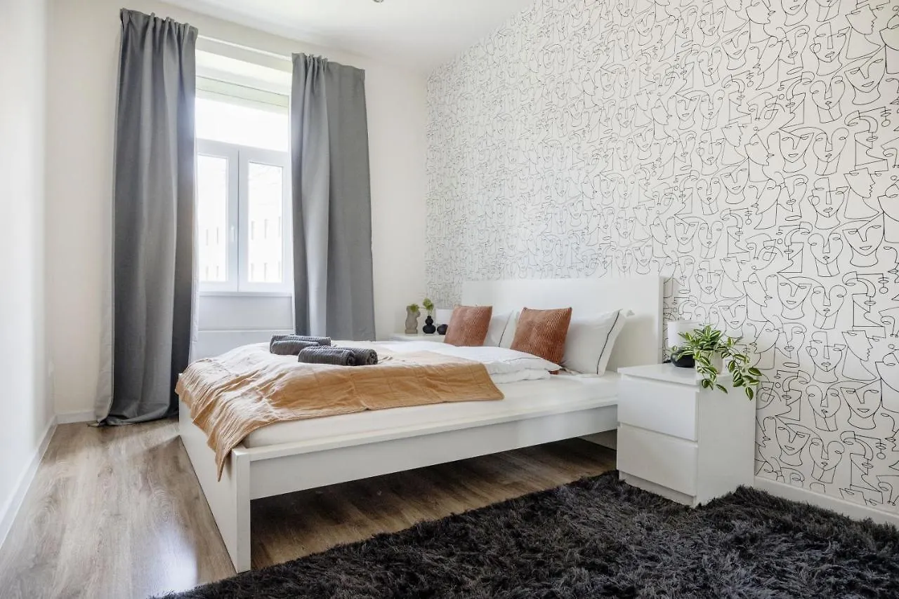 Casadeco Inspired Minimalist Condo W/ New York Cafe Views ブダペスト アパート